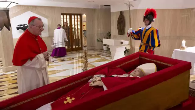 El Vaticano difundió las primeras imagenes del Papa Francisco en su ataud de madera