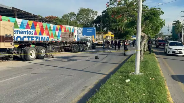 Un joven motociclista falleció tras chocar contra un camión de materiales en la avenida Lázaro Cárdenas.