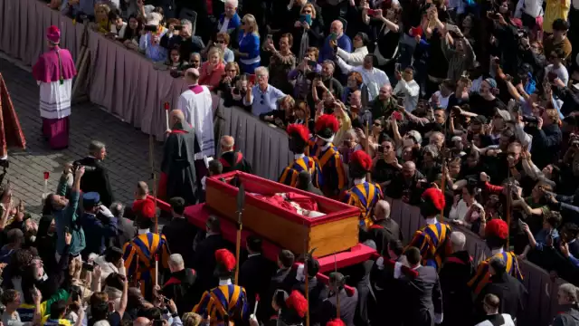 El féretro del Papa Francisco fue trasladado en procesión desde la capilla de la Casa Santa Marta