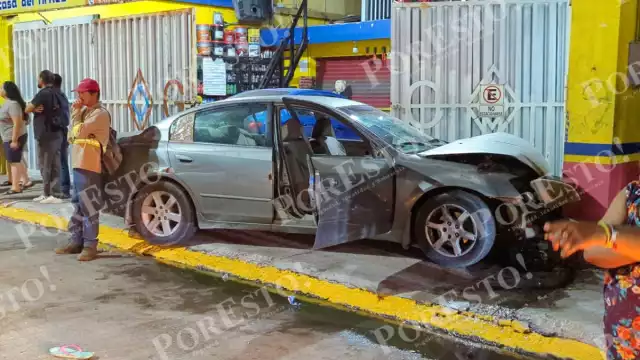 Una mujer en presunto estado de ebriedad provocó un aparatoso choque en la colonia Benito Juárez de Ciudad del Carmen.