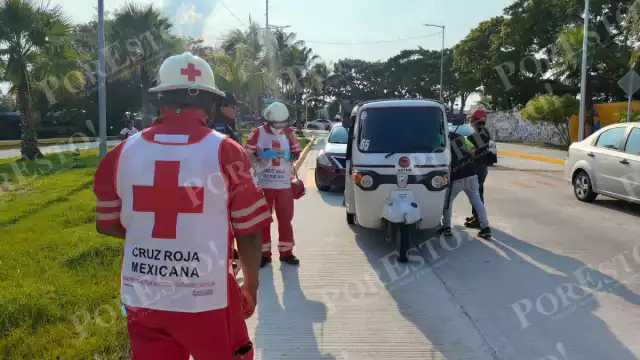 Una mujer resultó lesionada tras un choque entre un taxi y un pochimóvil en la colonia Obrera de Ciudad del Carmen.