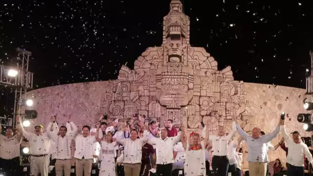 Claudia Sheinbaum y Joaquín Díaz Mena "Huacho" celebran ante sus simpatizantes en el Monumento a la Madre