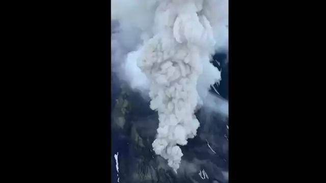 La actividad volcánica se registró la noche del domingo y generó una columna de ceniza de hasta seis kilómetros de altura