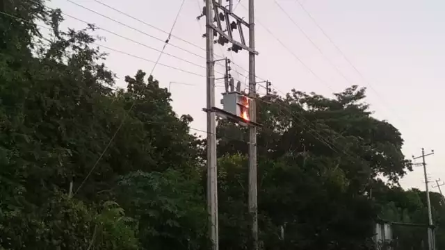 Arde transformador en Escárcega y deja sin luz al ejido Justicia Social