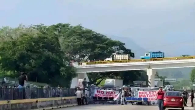 Los bloqueos generaron afectaciones al tránsito en una de las principales vías de comunicación de Guerrero