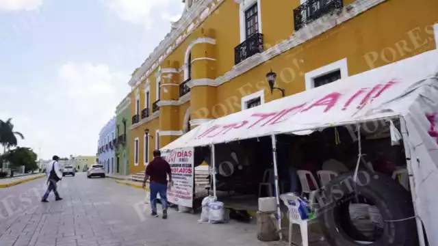 Ex trabajadores del Ayuntamiento de Campeche denunciaron a la Alcaldía por el robo del toldo y materiales del plantón que mantenían desde hace casi un año