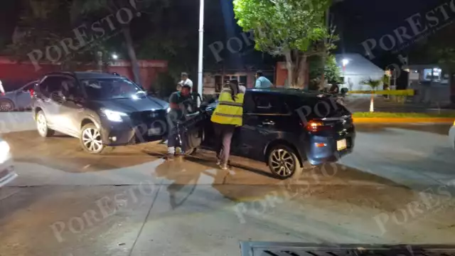Choque entre conductoras en la colonia Francisco I. Madero deja daños materiales en Ciudad del Carmen