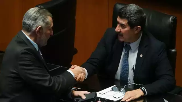 Javier Corral Jurado (derecha) obtuvó una suspensión provisional, que impide su detención