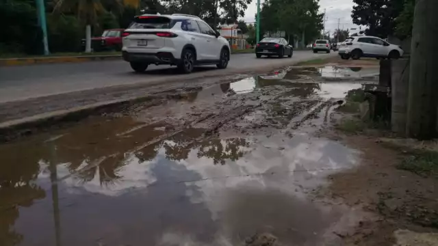 Fuga de mes y medio en la calzada Centenario afecta las ventas de los locatarios, CAPA no atiende las quejas de los afectados