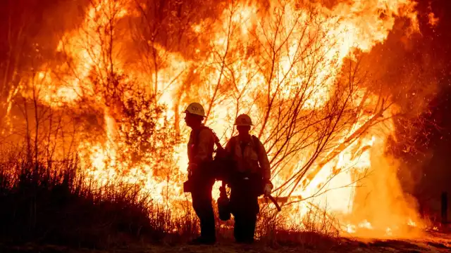 Autoridades griegas confirmaron que ráfagas de viento de hasta 9 en la escala de Beaufort dificultan el trabajo de los bomberos desplegados
