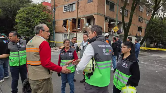 Personal especializado inspecciona las instalaciones de gas y electricidad para descartar riesgos adicionales