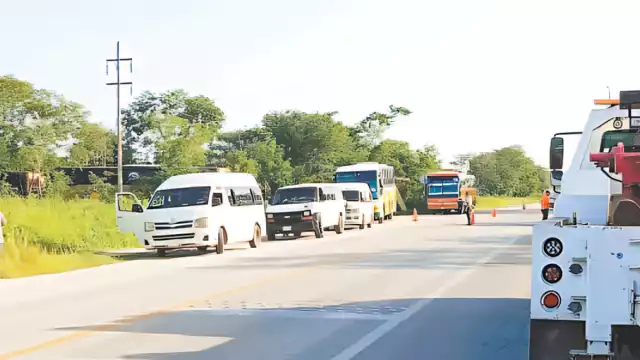 El Instituto Estatal de Transporte de Campeche realizó un operativo sorpresa contra taxis 'piratas' en la carretera Mérida-Campeche.