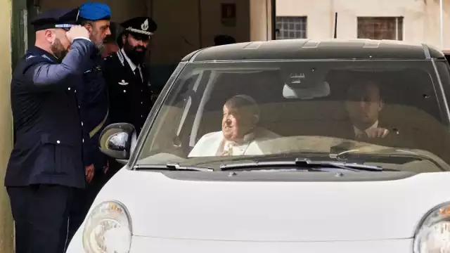 El PapaFrancisco finalmente si llegó de visita a la cárcel Regina Coeli, donde mantendrá un encuentro con unos 70 reclusos