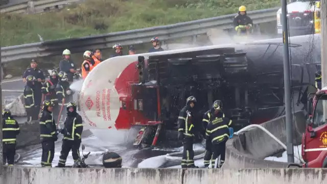 La pipa habría sufrido daños en el casquete luego de volcarse por a exceso de velocidad, lo que provocaría la fatídica explosión.