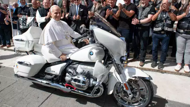El Papa León XIV recibió del grupo de motociclistas cristianos “Jesus Bikers” una motocicleta BMW R18