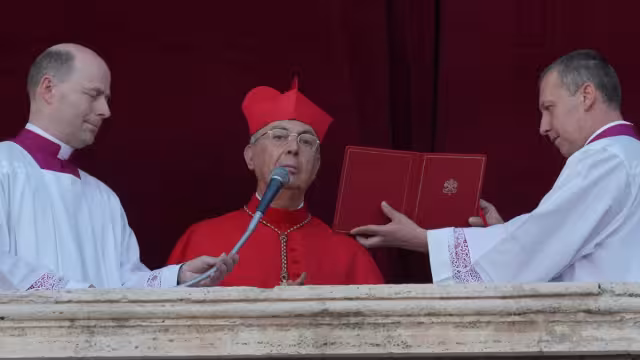 Dominique Mamberti, cardenal protodiácono del Vaticano, al anunciar al nuevo Papa