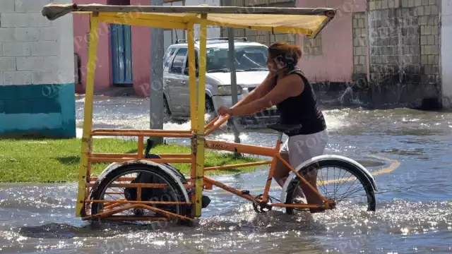 Calles anegadas y transporte colapsado tras torrencial aguacero en la Isla