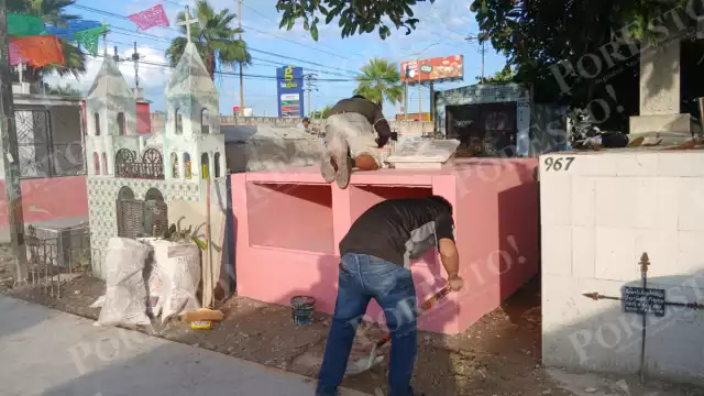 Familias de Escárcega acudieron este viernes a limpiar y pintar las tumbas de sus seres queridos.