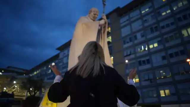 El Vaticano informó que si la evolución del pontífice continúa de manera favorable, los reportes médicos se darán en días alternos