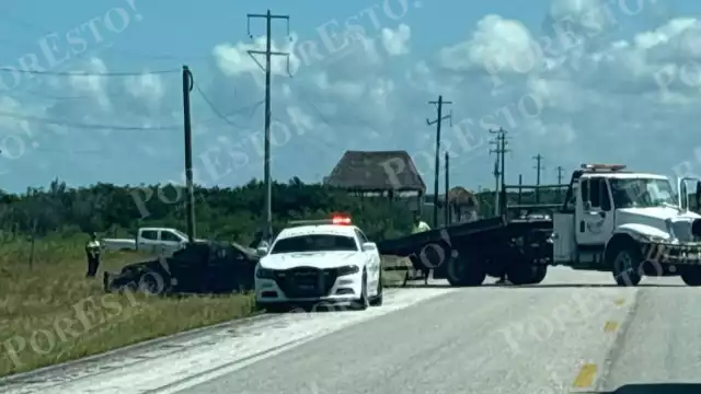 Pierde el control de su camioneta y termina fuera de la carretera entre Isla Aguada y Sabancuy