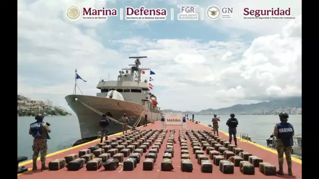 Los tripulantes, de origen extranjero, junto con la embarcación y la droga asegurada, fueron puestos a disposición de la