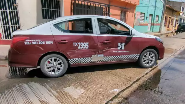 Aparatoso choque entre taxi y automóvil particular provoca caos vial en la colonia Centro