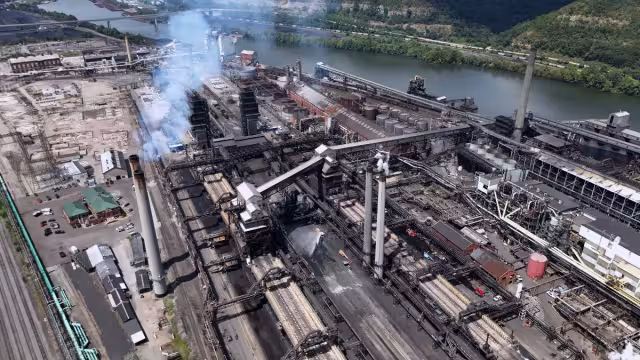 El siniestro ocurrió alrededor de las 10:51 horas y provocó una columna de humo negro visible en gran parte del Valle de Monongahela