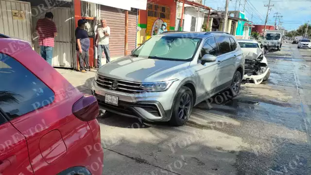 Choque múltiple en la colonia Justo Sierra deja cuantiosos daños.