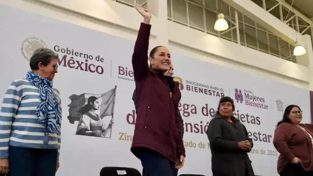 La presidenta de México, Claudia Sheinbaum, entrega tarjetas Pensión Mujeres Bienestar en Zinacantepec, Estado de México