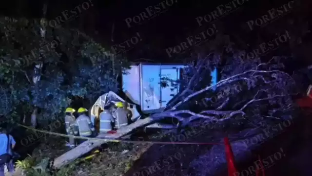 Camión se estrella tras perder el control: paramédicos atienden a dos lesionados