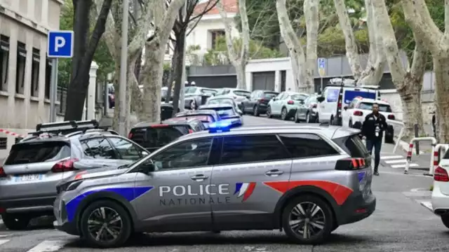 Tras las explosiones, cerca de 30 bomberos y varias unidades de la policía acudieron al sitio y establecieron un perímetro de seguridad