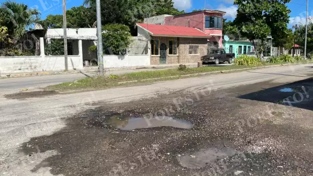 Baches profundos, sobre todo en la colonia La Cruz, dificultan la circulación y ponen en riesgo a automovilistas.