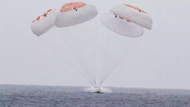 El amerizaje en California, que requirió condiciones meteorológicas óptimas, se llevó a cabo con un descenso en paracaídas