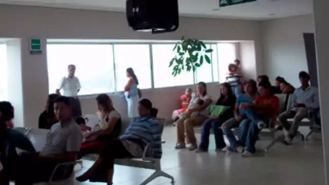 El paciente comenzó a presentar síntomas característicos del sarampión y fue atendido en una clínica privada