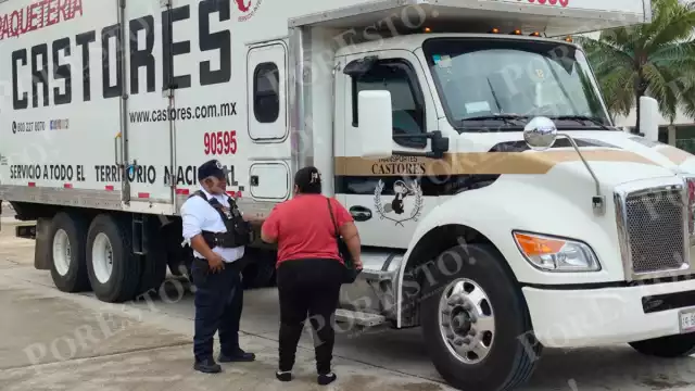 Un camión de Paquetería Castores ignoró una orden de alto en la glorieta del Barco del Galeón.