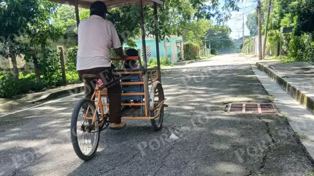 El comerciante viajaba en su triciclo amarillo y estaba acompañado de una menor.