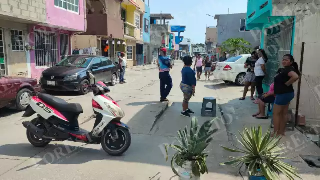 Vecinos bloquean calle y retienen camioneta de la CFE en Villas de San José por fallas eléctricas en Carmen