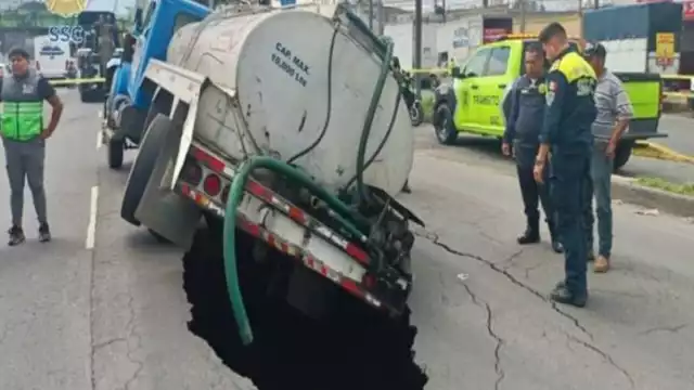 Socavon en la Avenida Ignacio Zaragoza, al oriente de la Ciudad de México