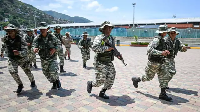 El gobierno de Nicolás Maduro evalúa declarar un “estado de conmoción exterior”, una figura legal que permitiría una movilización total del aparato militar