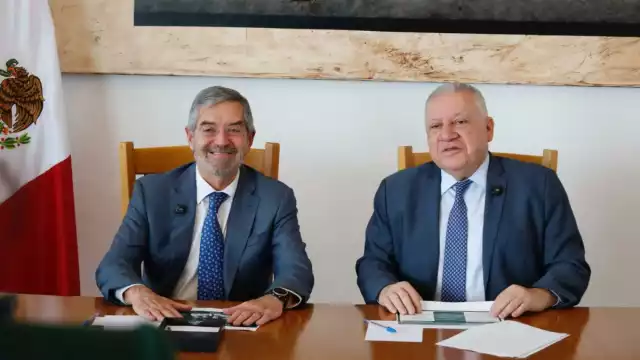 Juan Ramón de la Fuente, secretario de Relaciones Exteriores y Rafael Marín Mollinedo, titular de la Agencia Nacional de Aduanas de Méxic