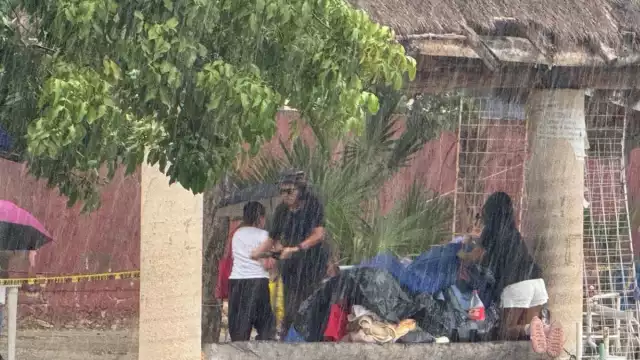 Cae una fuerte lluvia y toma desprevenido a los transeúntes en Playa del Carmen