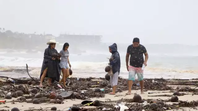 Aunque Erick comenzó a debilitarse desde su ingreso al territorio oaxaqueño, las bandas nubosas siguen generando lluvias torrenciales