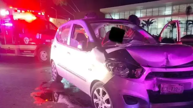 Percance vehicular provoca persona lesionada y daños materiales