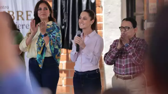 Claudia Sheinbaum Pardo, presidenta de México (centro)