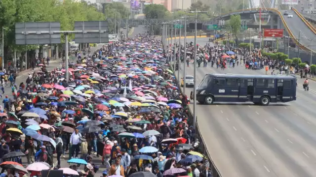 En la CDMX, la CNTE bloqueó el acceso al AICM y provocó que muchas personas perdieran sus vuelos.