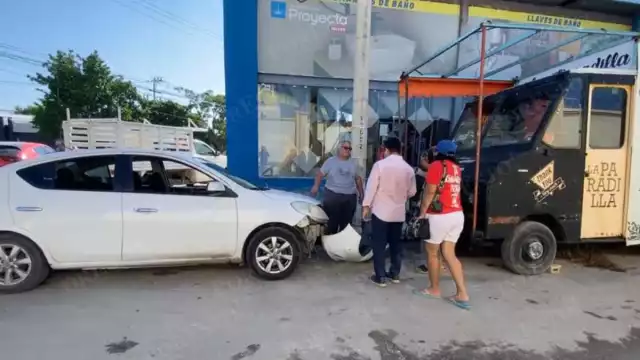 Choque entre dos Versa en Samulá moviliza a la Policía Estatal.