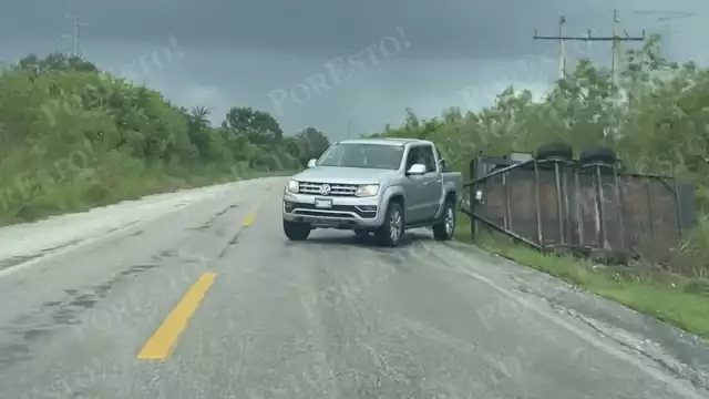 Un remolque se salió de la carretera Sabancuy–Chekubul tras perder el control su conductor por la lluvia.