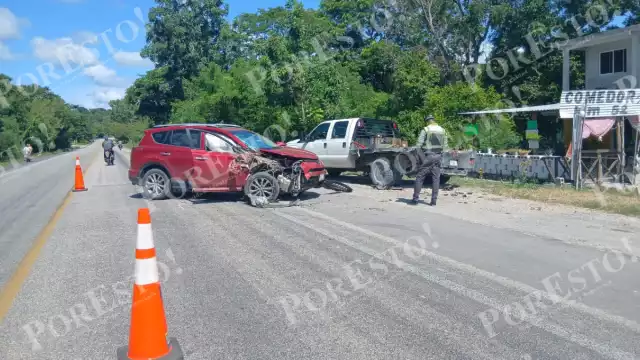 Choque entre dos camionetas sobre la carretera Escárcega–Chetumal.