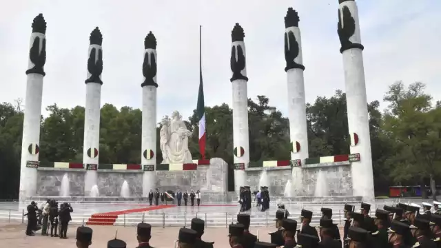Cada año, la ceremonia a los Niños Héroes reúne a representantes de los tres órdenes de gobierno, autoridades militares y civiles, así como a invitados especiales