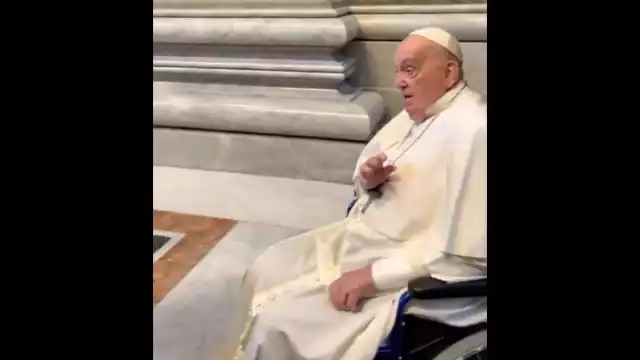 El pontífice se presentó sin las cánulas nasales de oxígeno, mostrando una notable mejoría